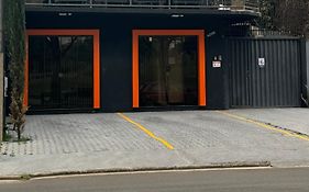 Studio com quarto e banheiro em frente ao Parque do Lago Acomoda até 4 pessoas 2 camas